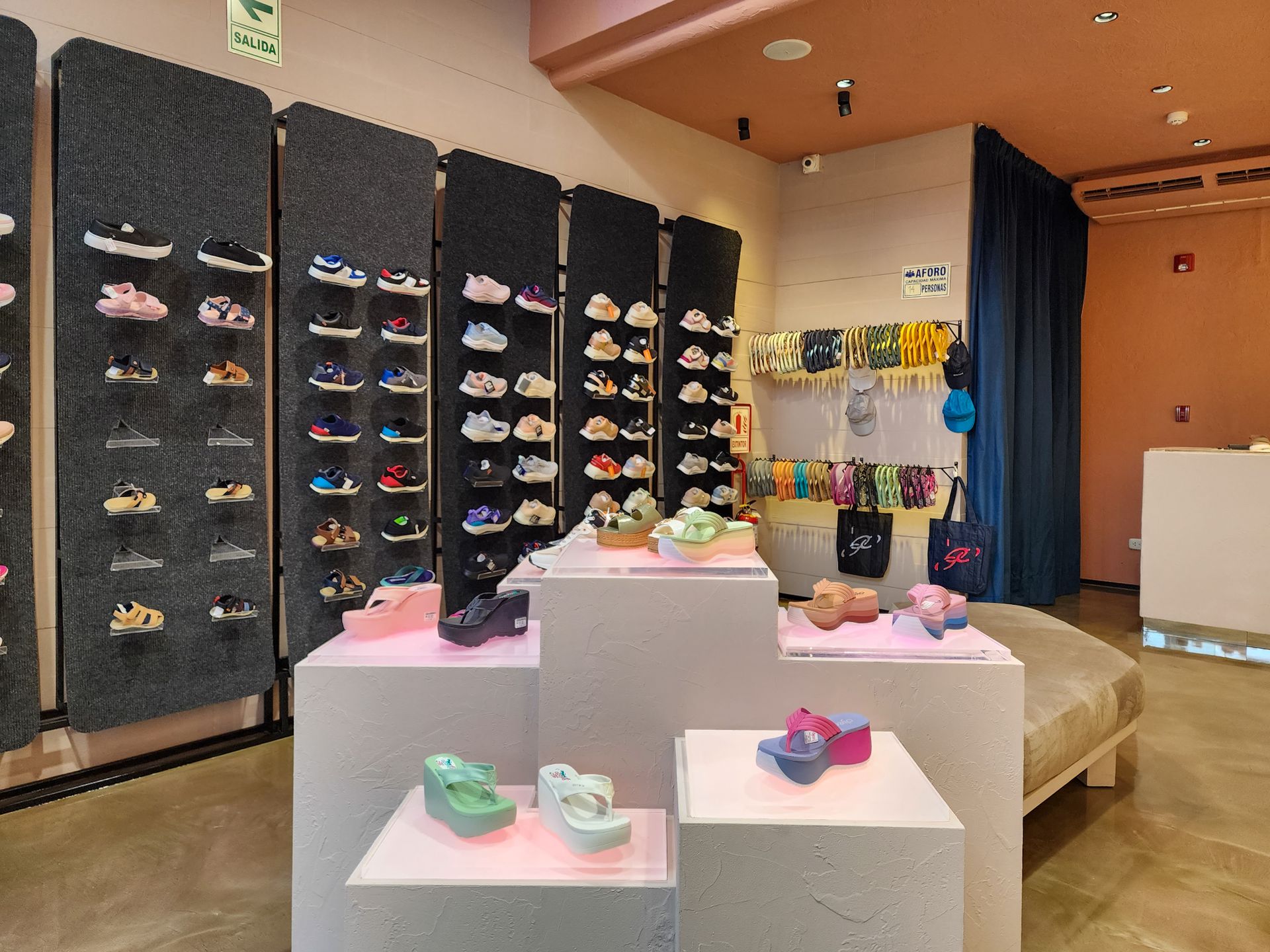 Una zapatería con muchos zapatos en exposición.