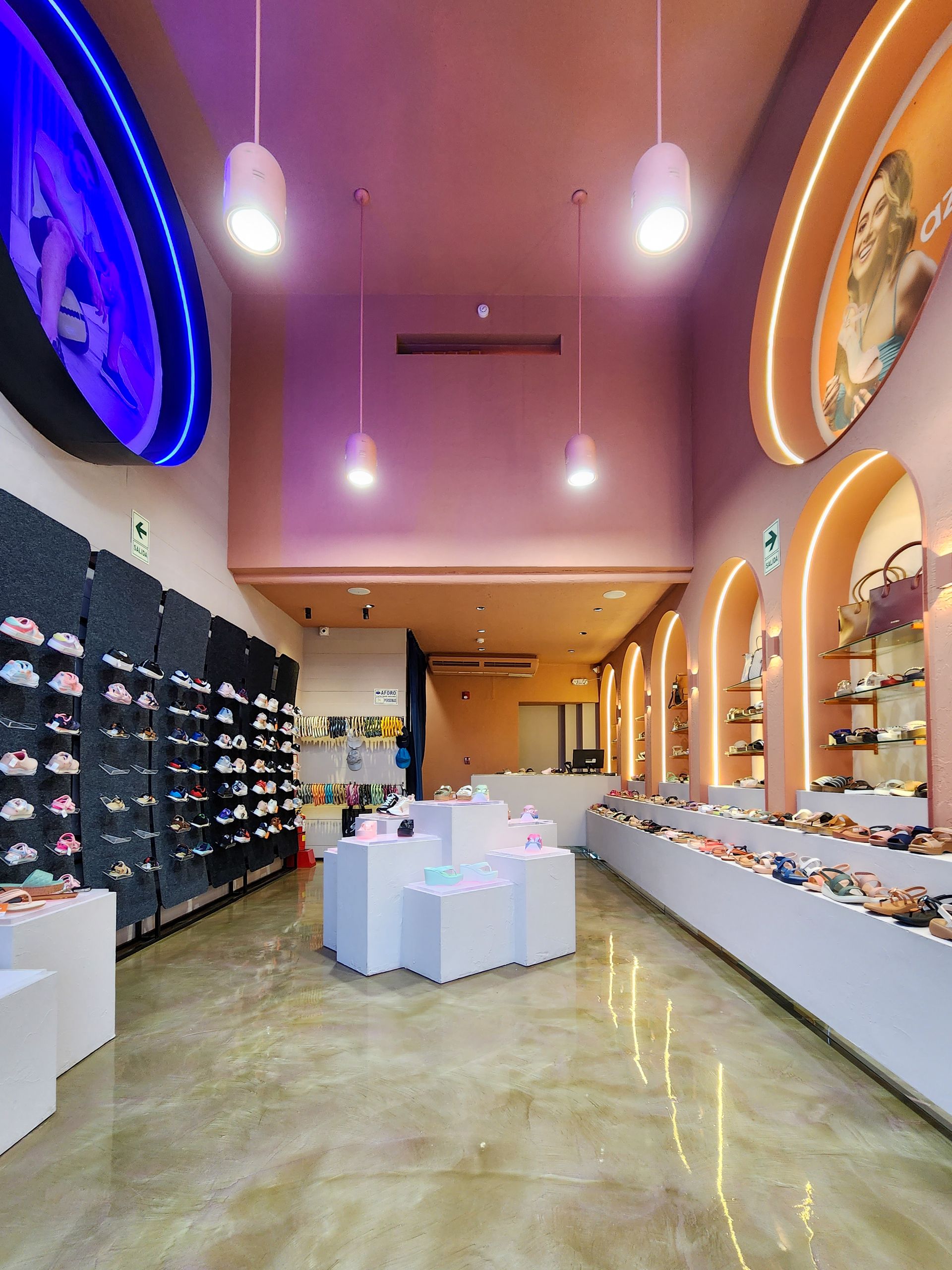 El interior de una zapatería con un gran reloj en la pared.