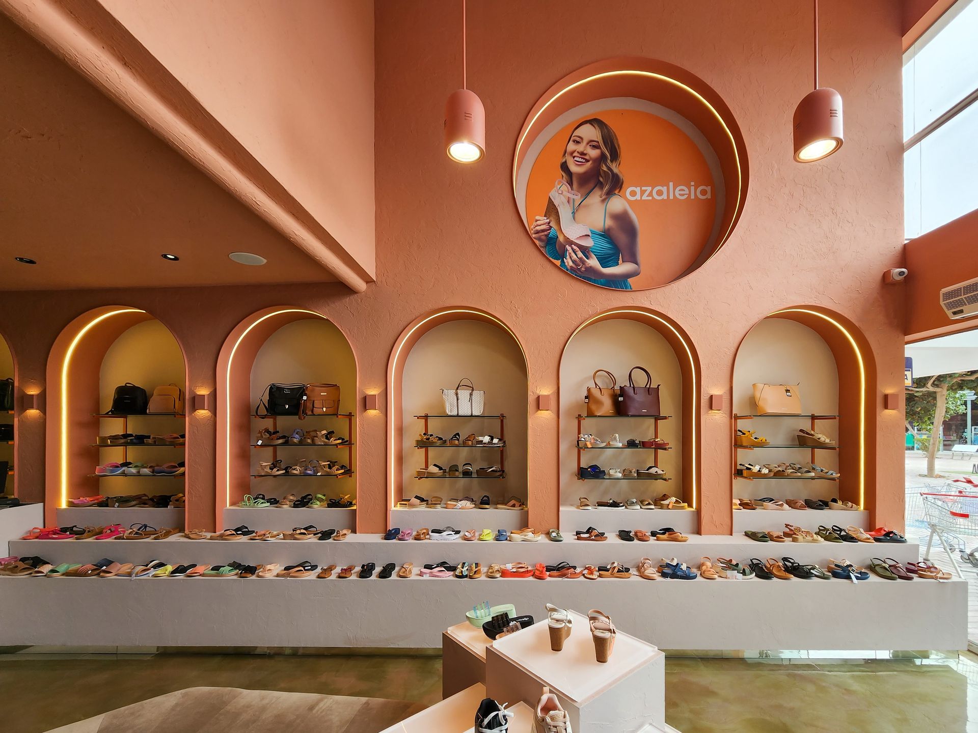 Una tienda llena de zapatos y bolsos.