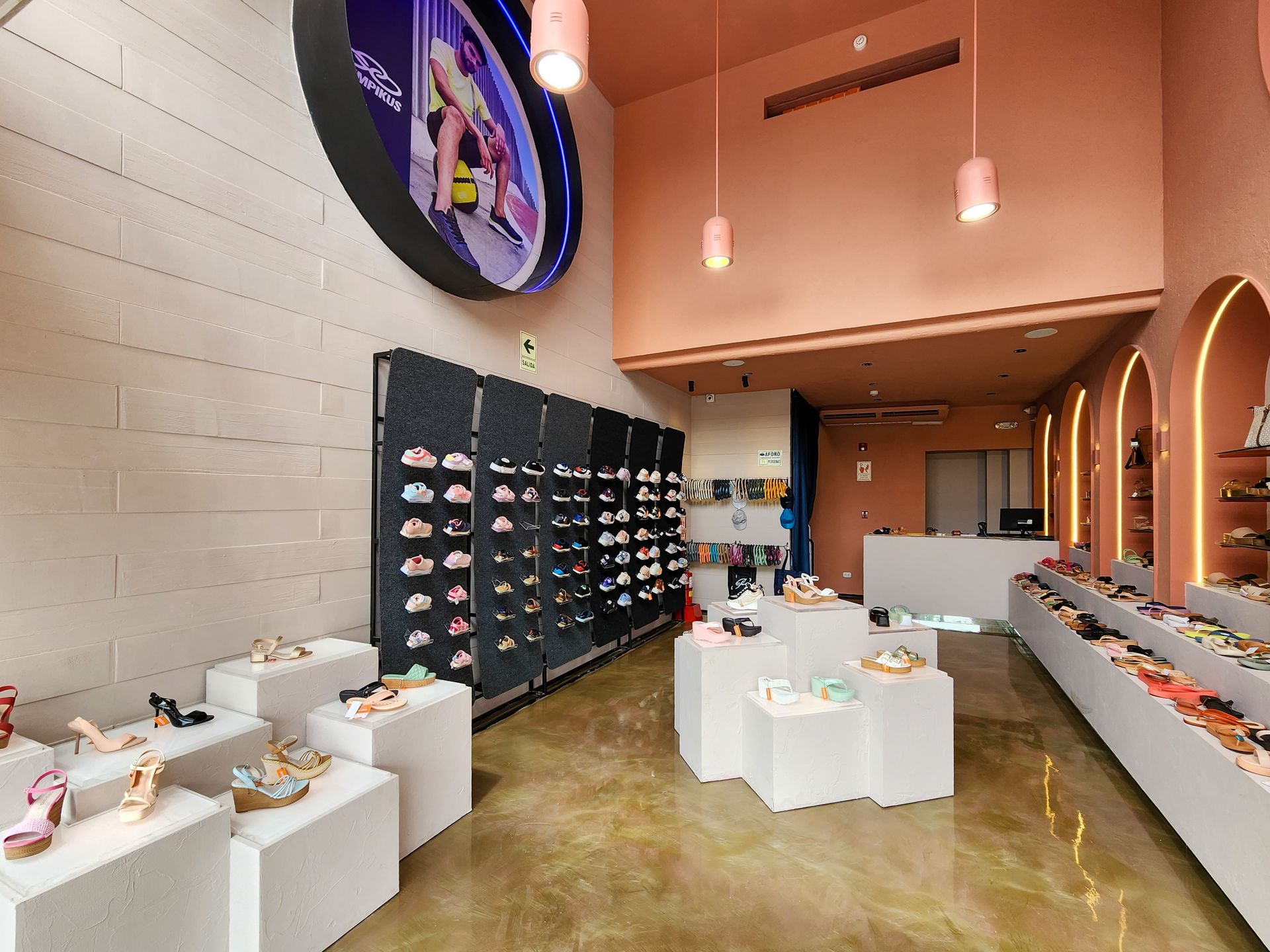 Una zapatería con muchos zapatos en exposición.