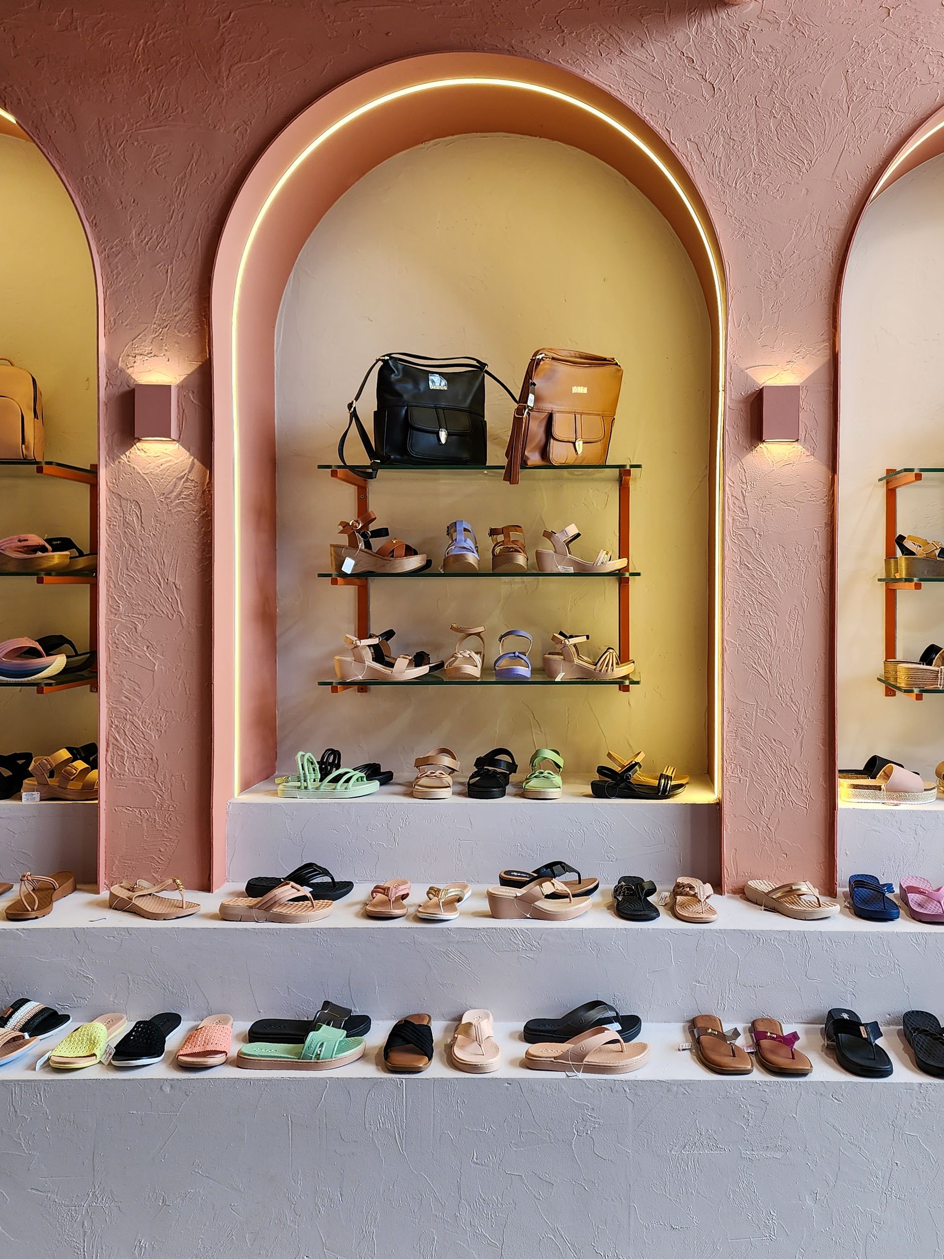 Una tienda llena de zapatos y bolsos.