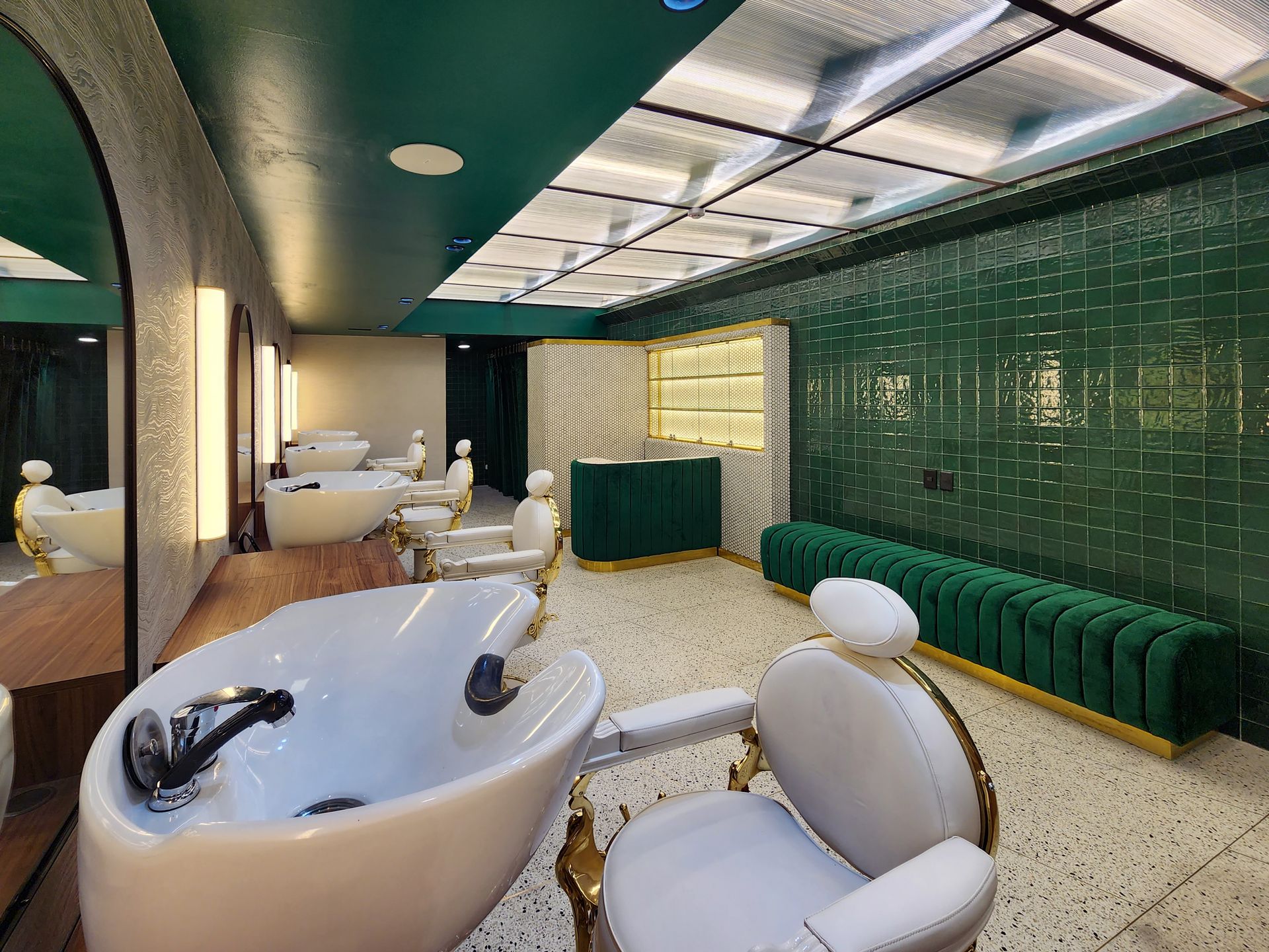 Una barbería con un gran lavabo y sillas.