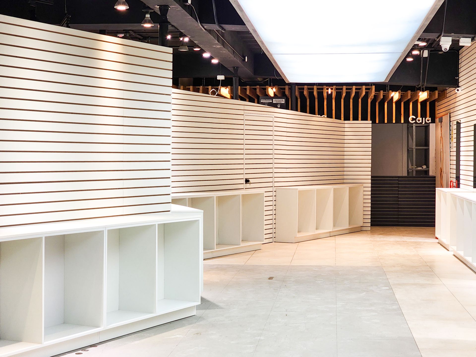 Una habitación con muchos estantes y una luz de techo.