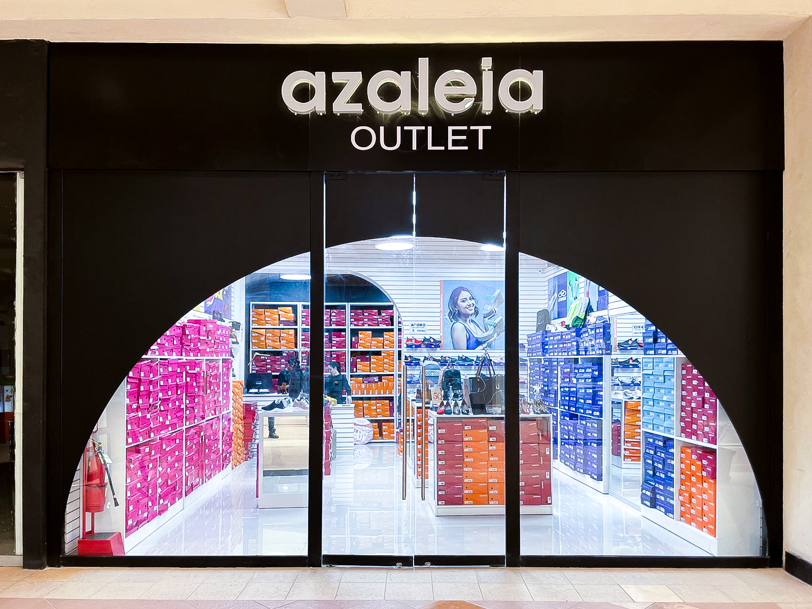 Una tienda llamada azalela outlet está ubicada en un centro comercial