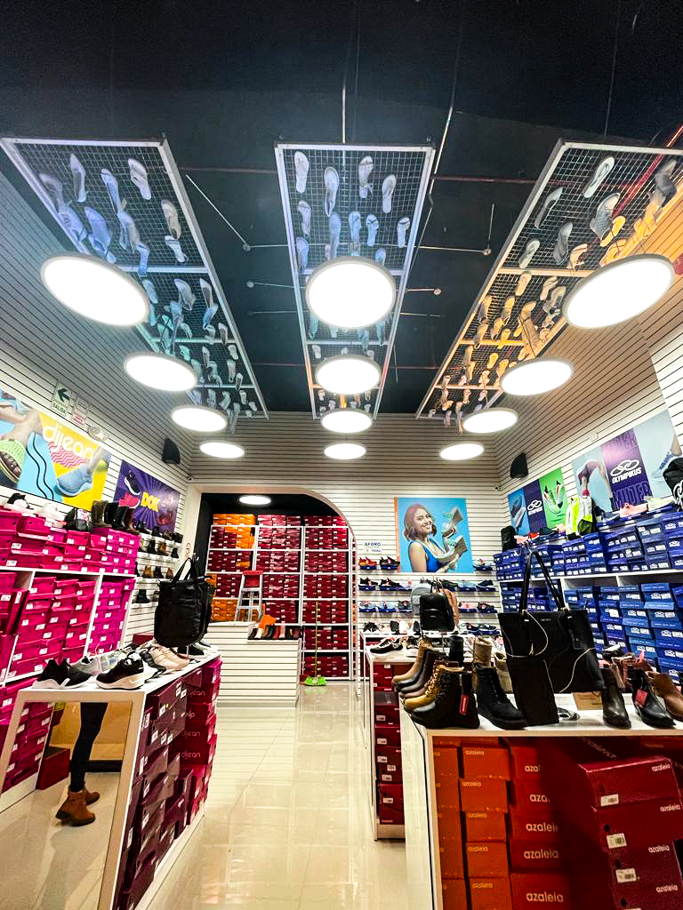 Una zapatería llena de muchos zapatos y cajas.