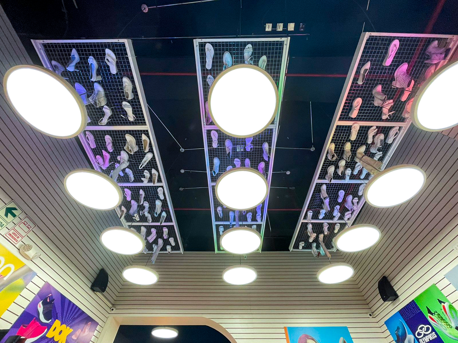 Un techo con muchas luces colgando de él.