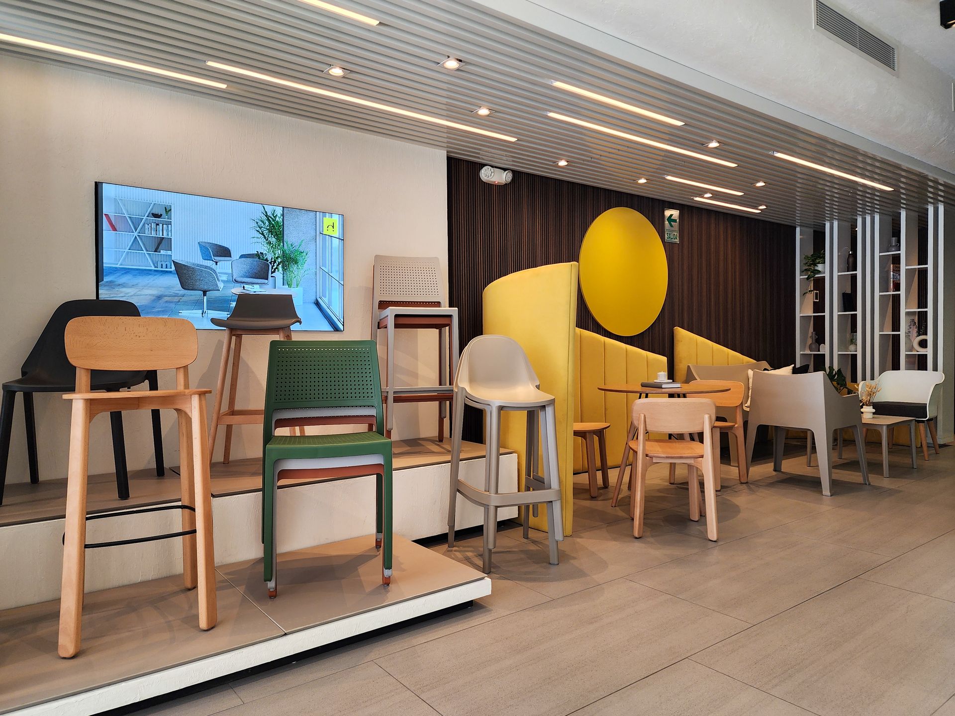 Una habitación con muchas sillas y mesas.