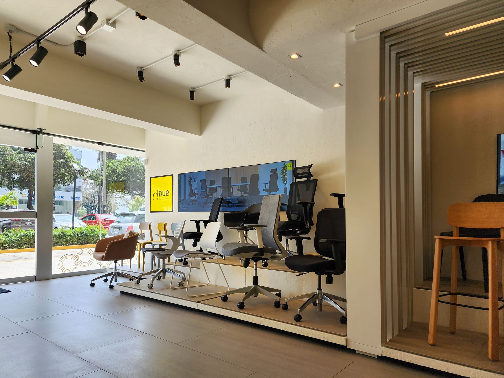 Una habitación con muchas sillas y mesas.