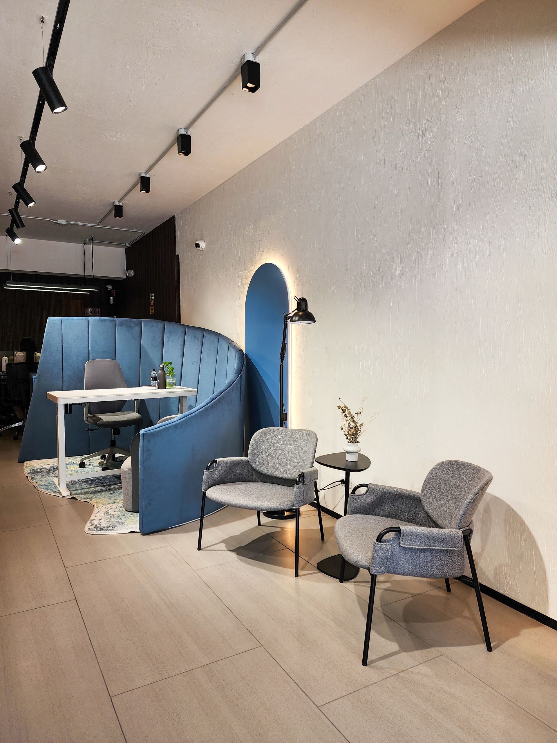 Una habitación con un escritorio y sillas.