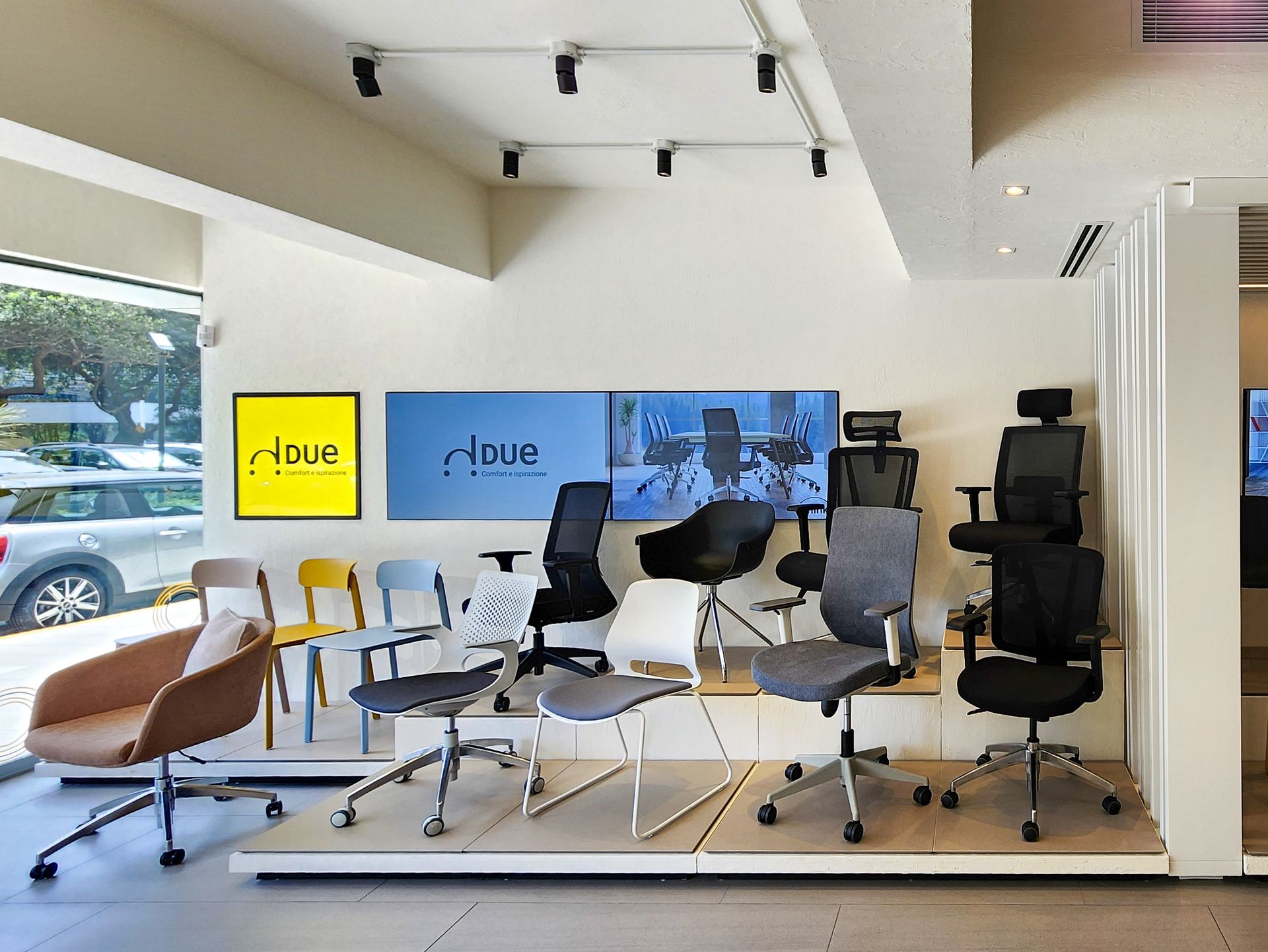 Hay muchos tipos diferentes de sillas en exposición en esta sala.