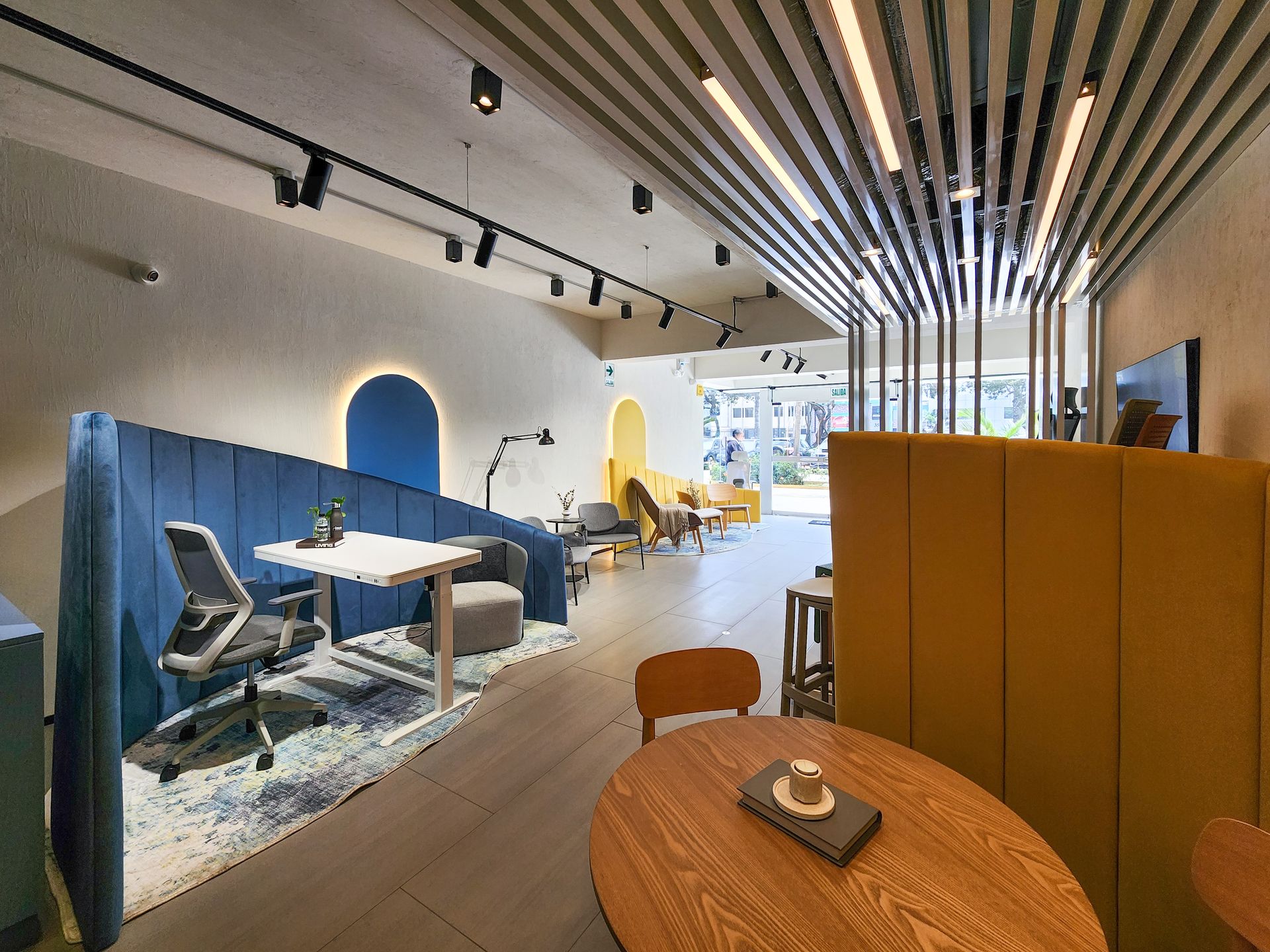 Hay una mesa y sillas en el medio de la habitación.