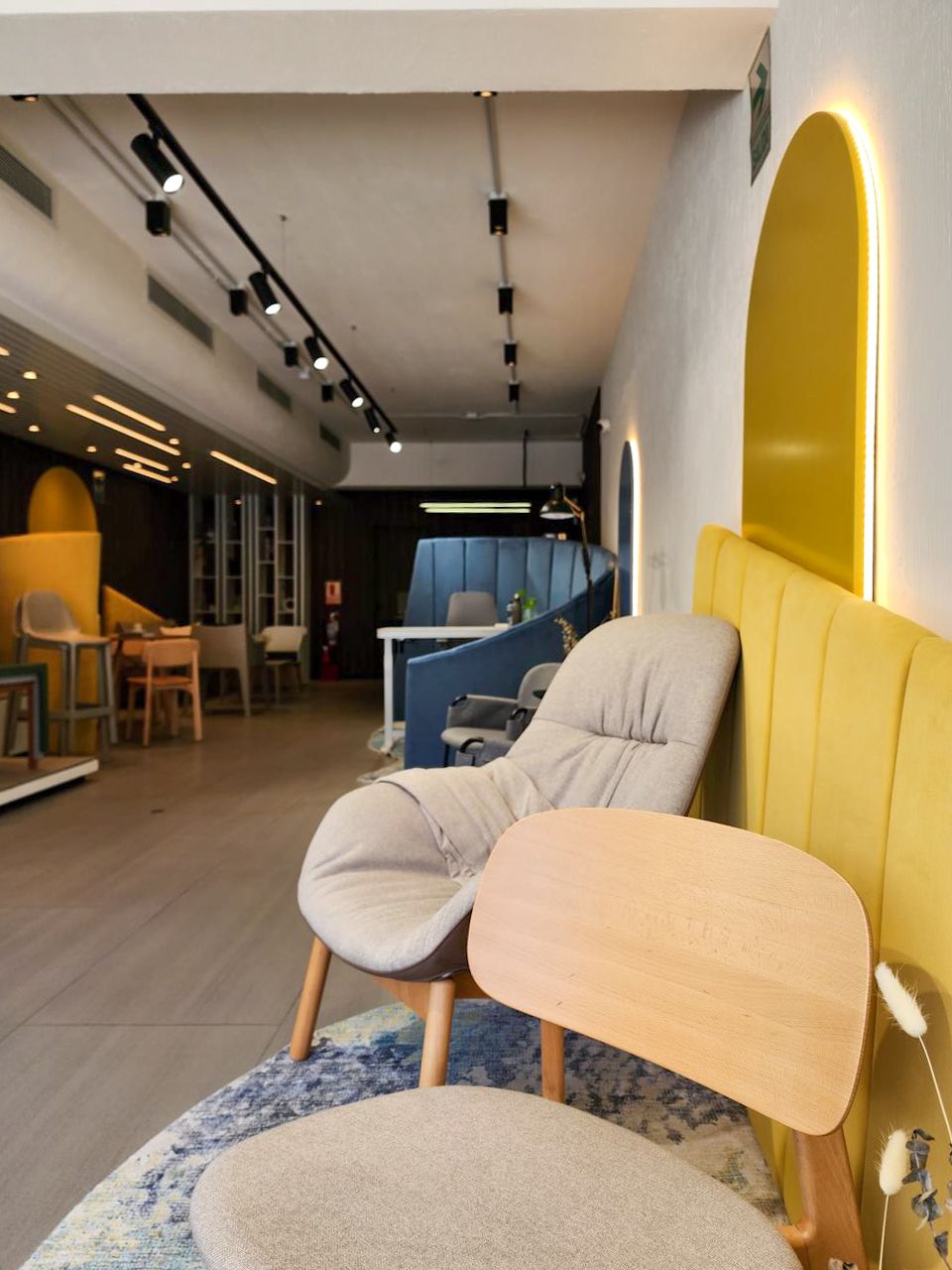 Una habitación con sillas y una mesa.