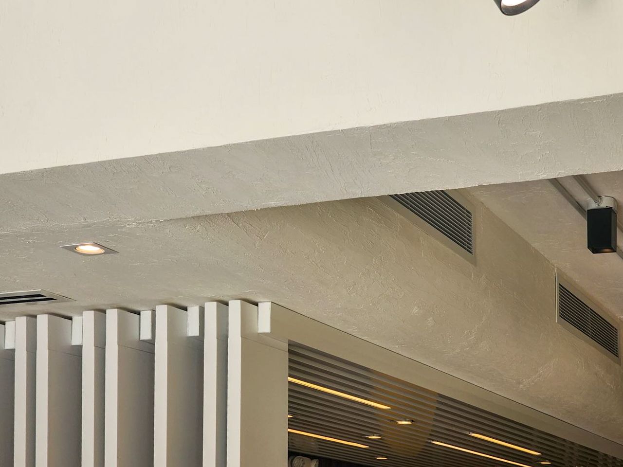 Un techo con algunas luces en él.