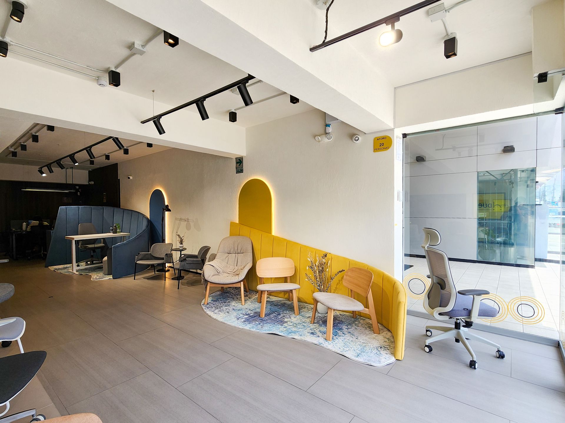 Hay muchas sillas y mesas en la habitación.