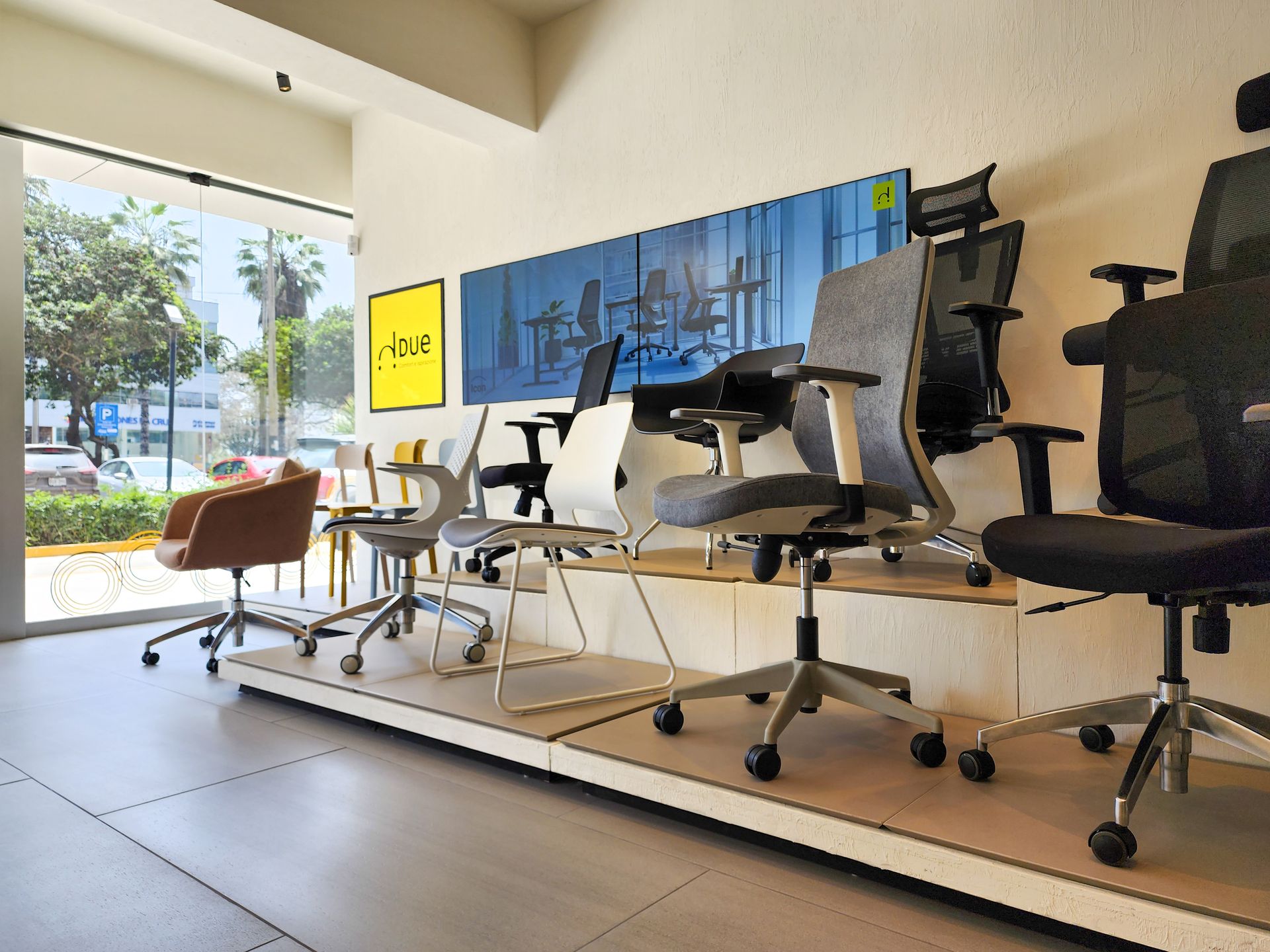 Una exhibición de sillas de oficina en una tienda.