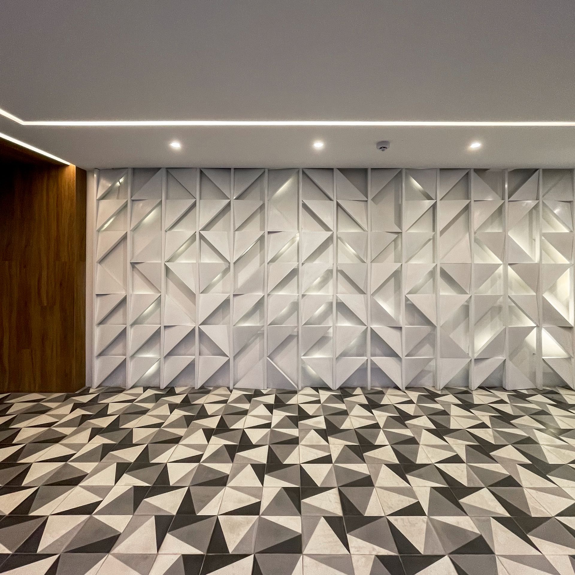 Una habitación con un patrón geométrico en el suelo y la pared.