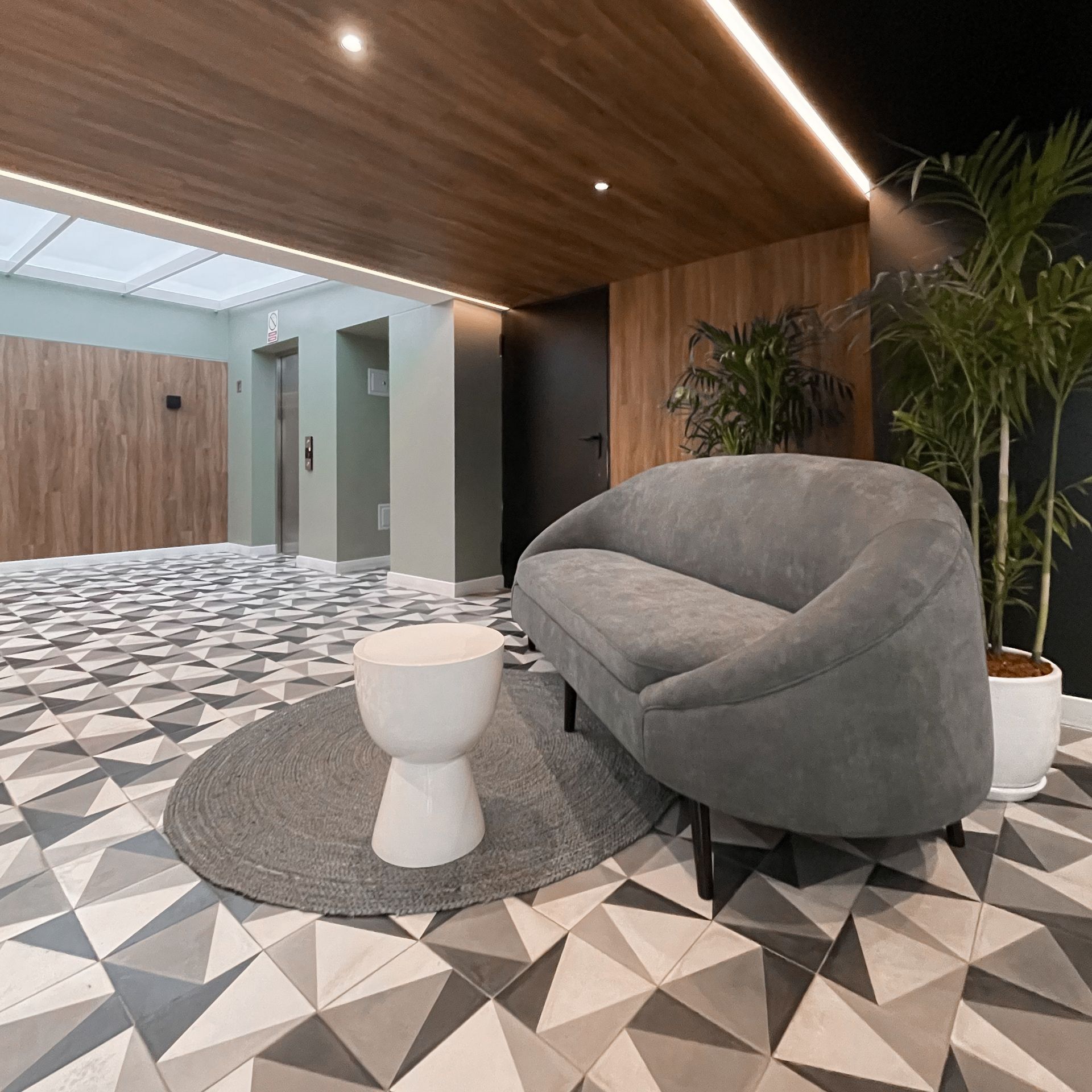 Una sala de estar con un sofá y una mesa.