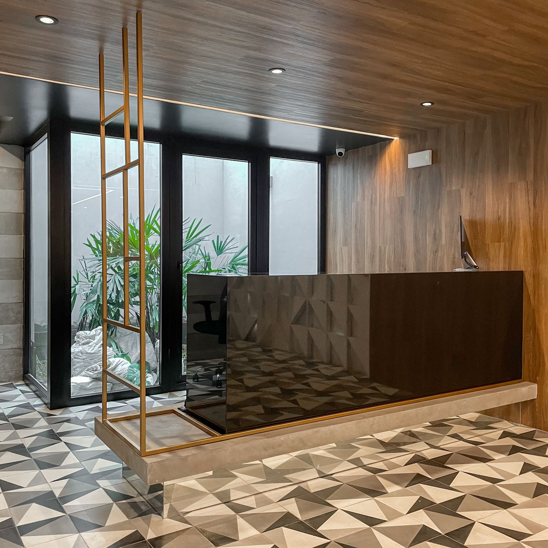 Un vestíbulo con una escalera que conduce a un mostrador de recepción.