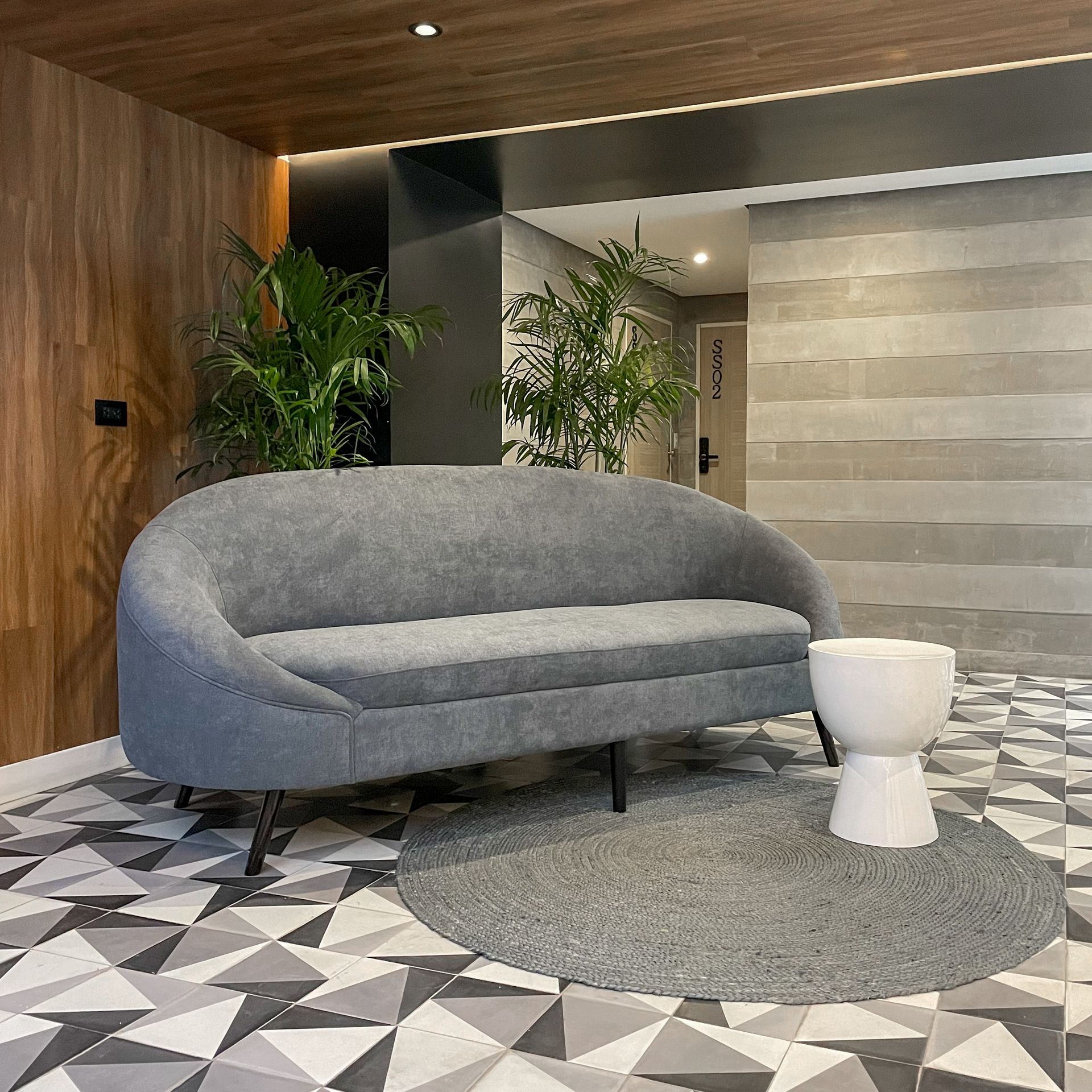 Hay un sofá en el medio de la habitación.