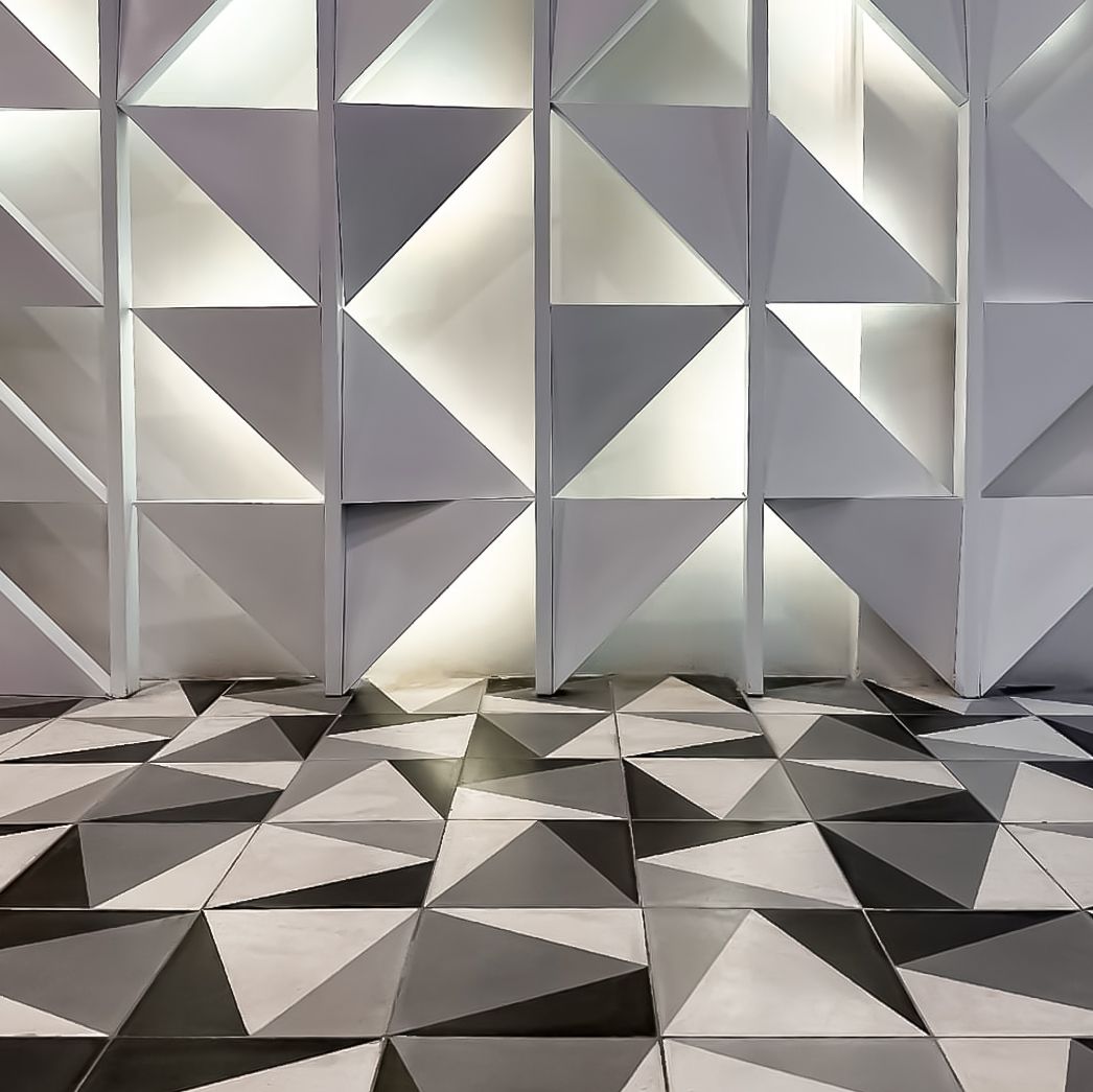 Una habitación con un patrón geométrico en la pared y el suelo.
