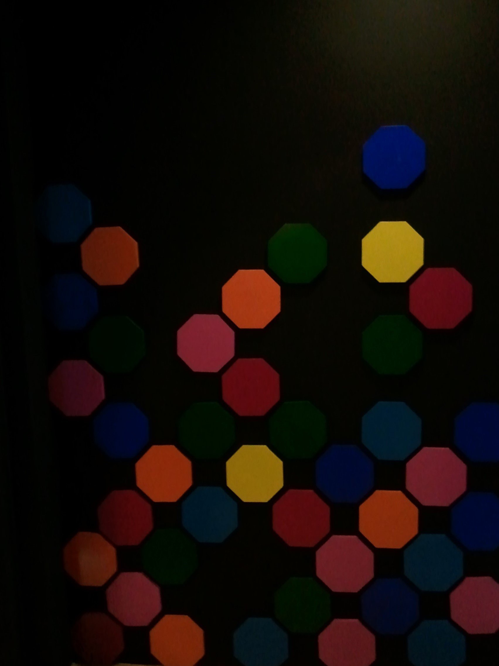 Un montón de círculos de colores sobre un fondo negro.