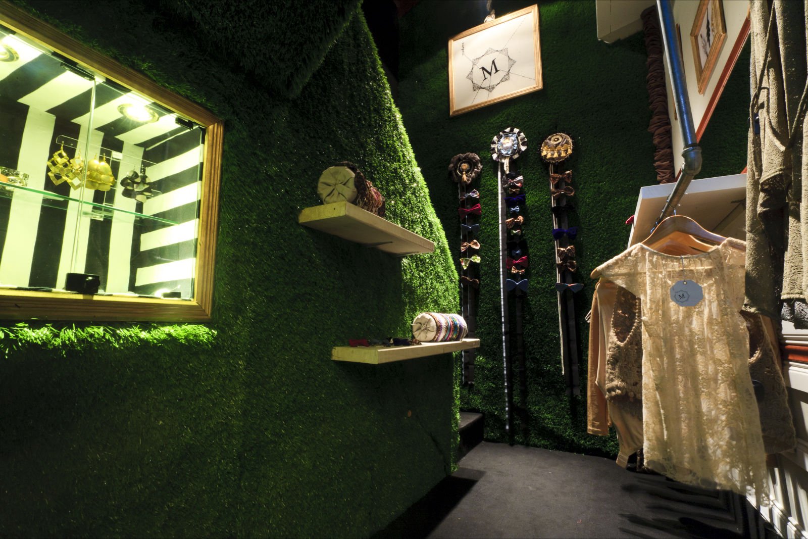 Una tienda con un cartel que dice m