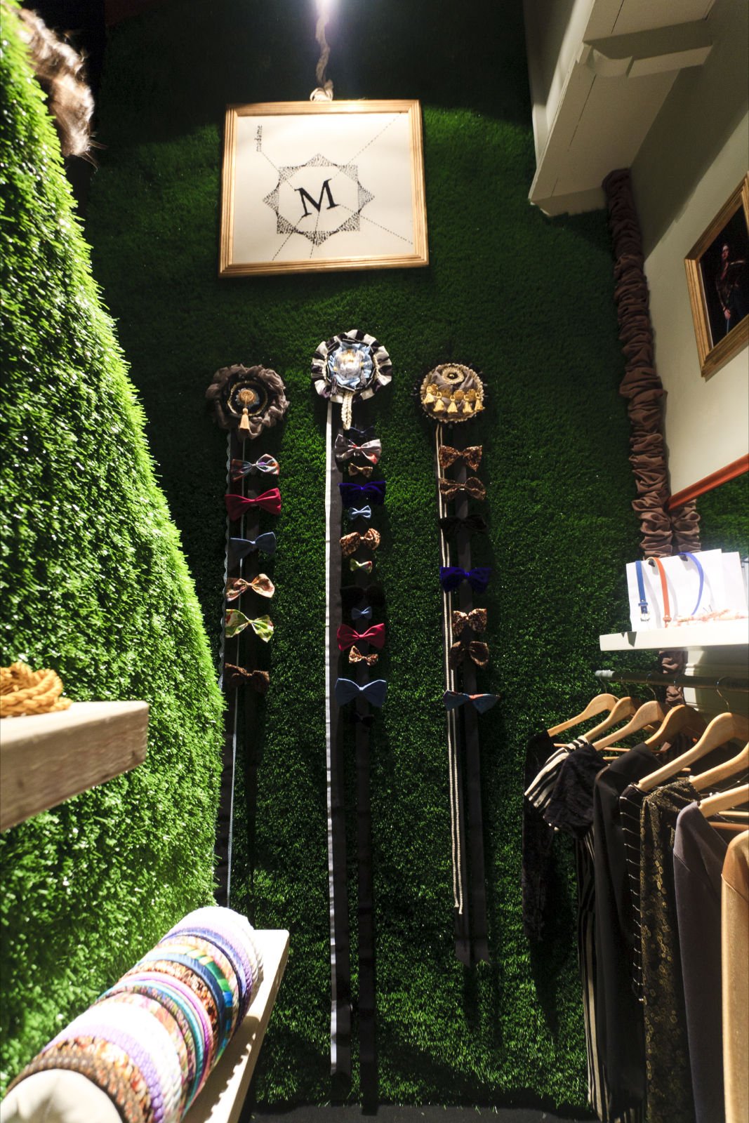 Una tienda con un cartel que dice m