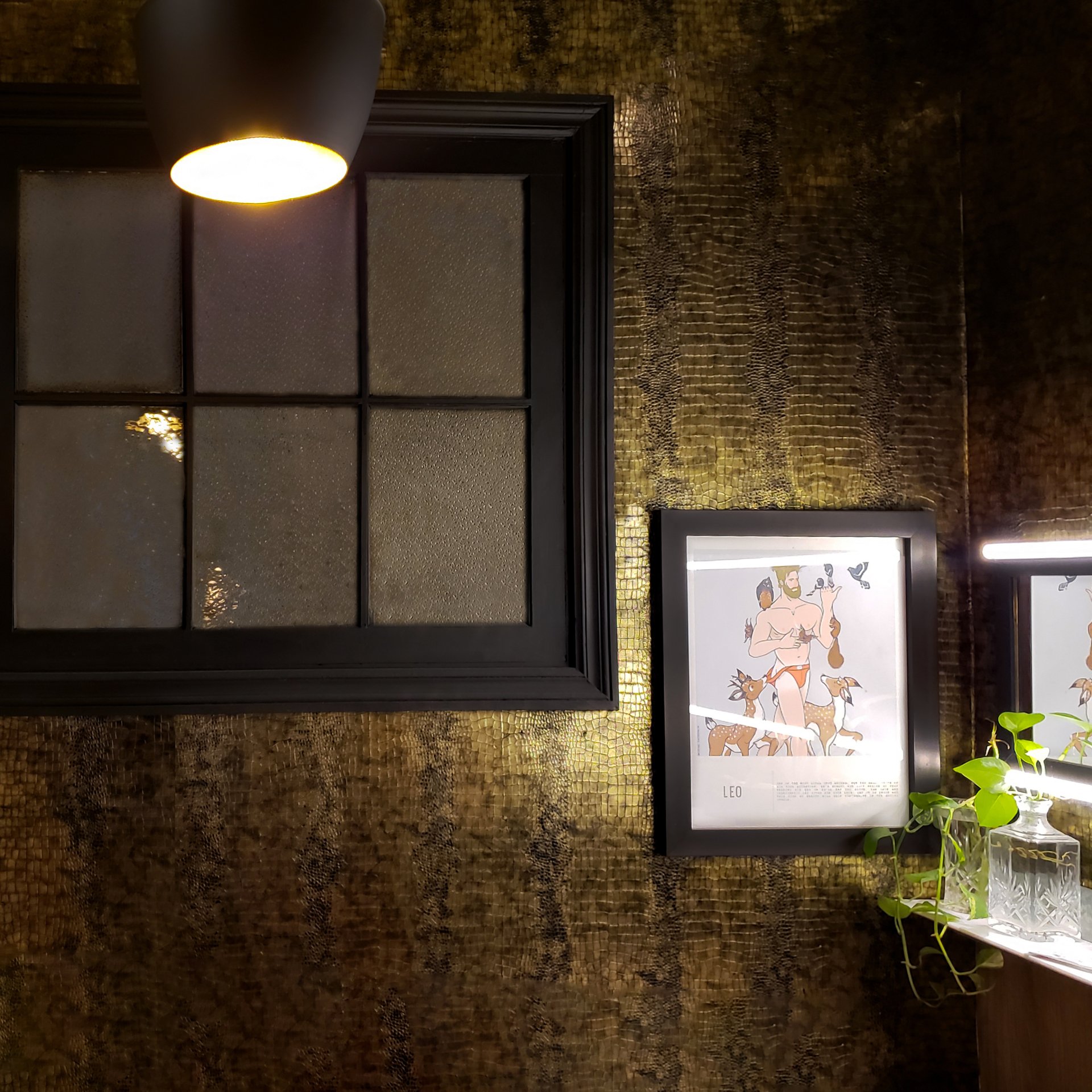 Un cuadro en una pared que dice 