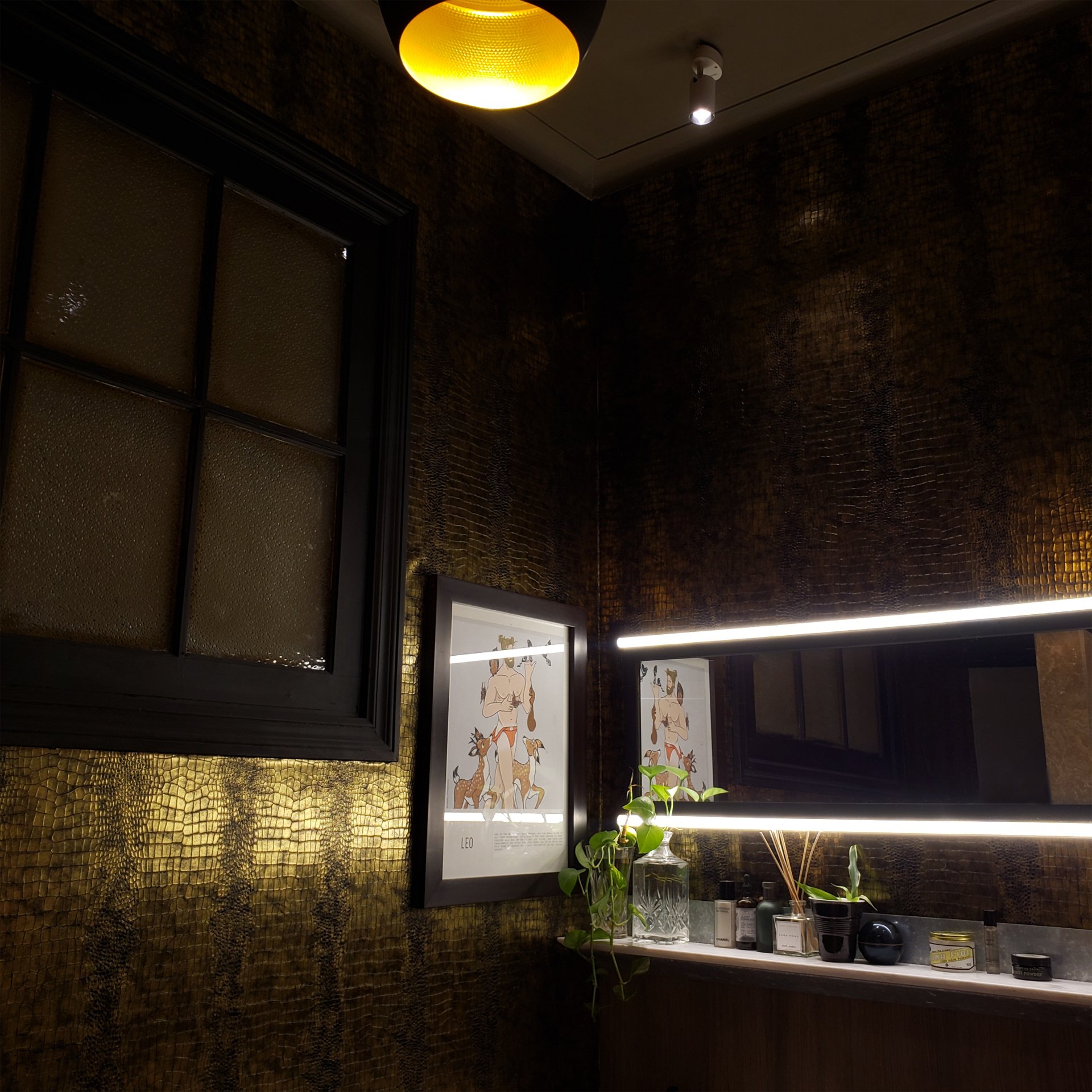 Una habitación oscura con un estante y un cuadro en la pared.