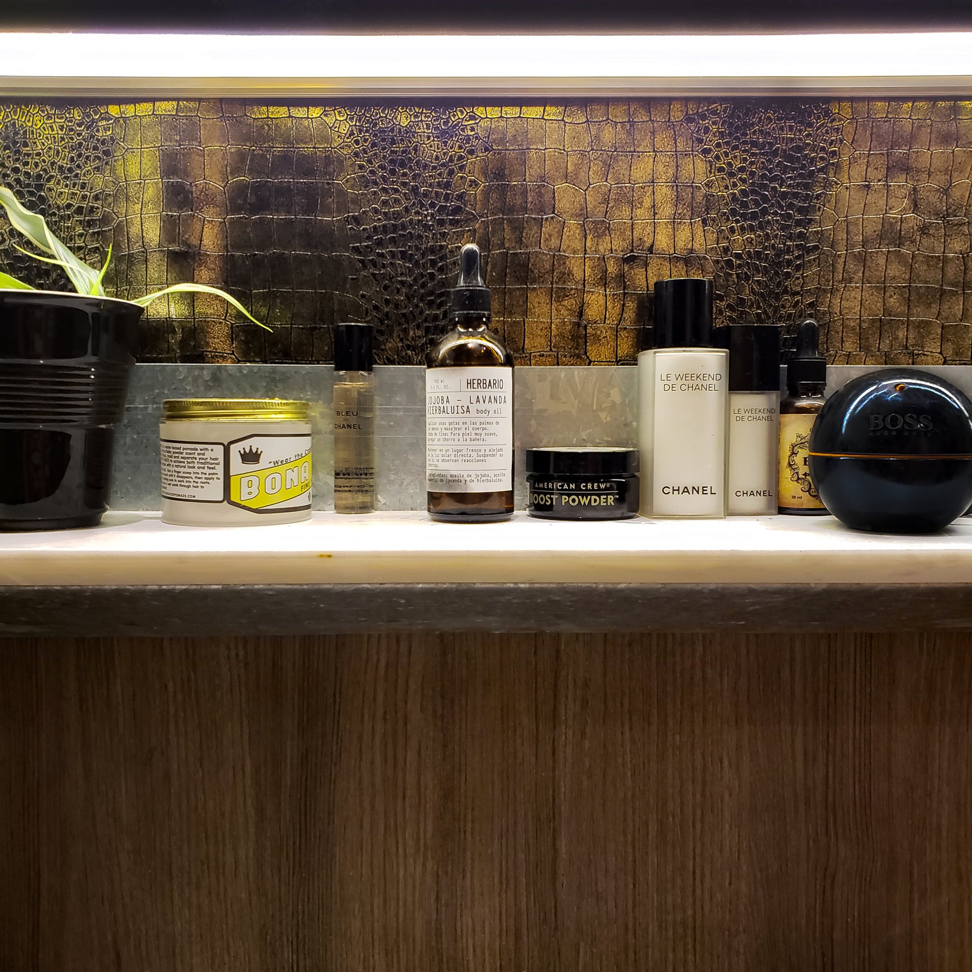 Un estante con muchos frascos de cosméticos.