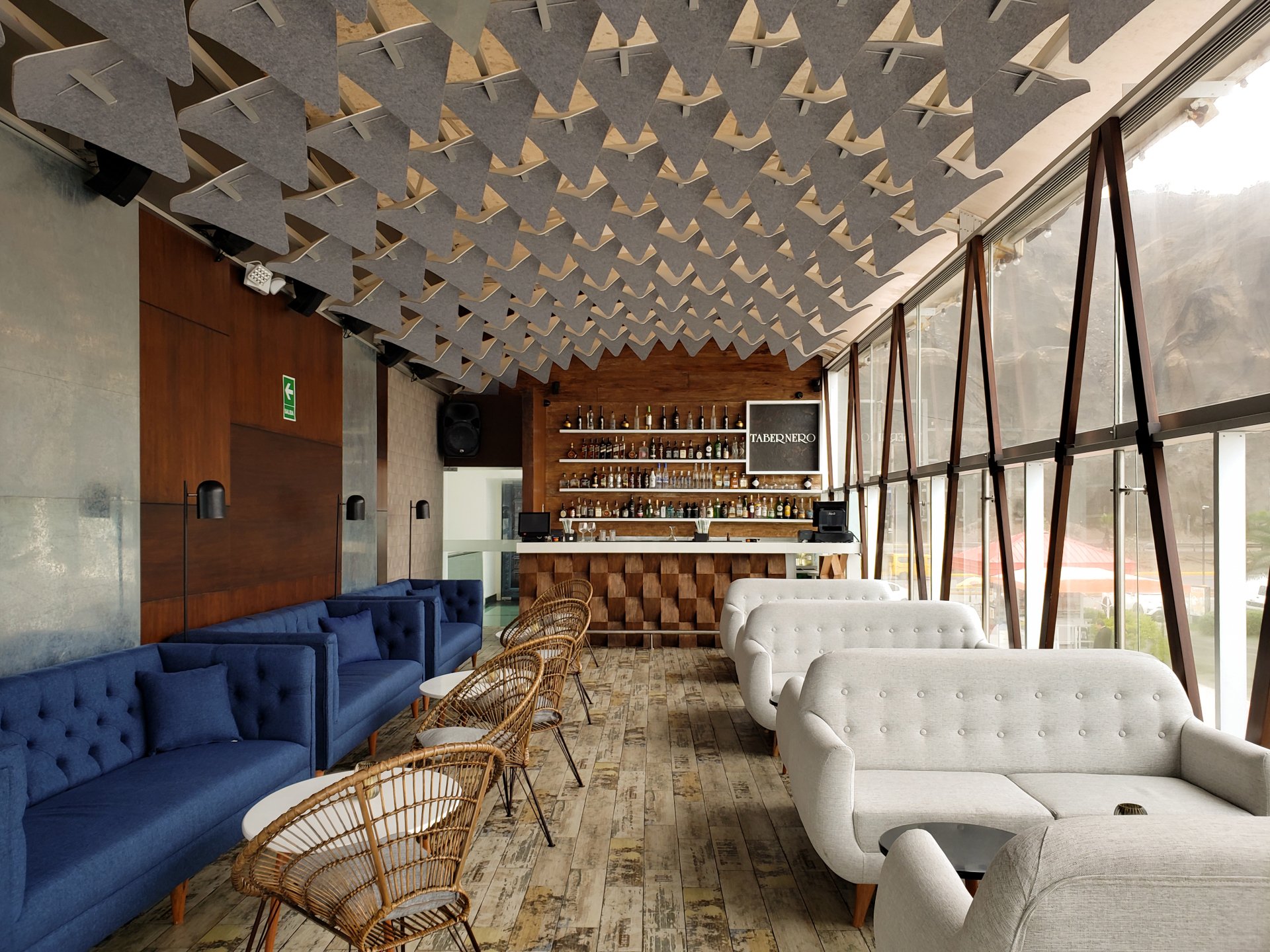 Una sala grande con muchos muebles y un bar.