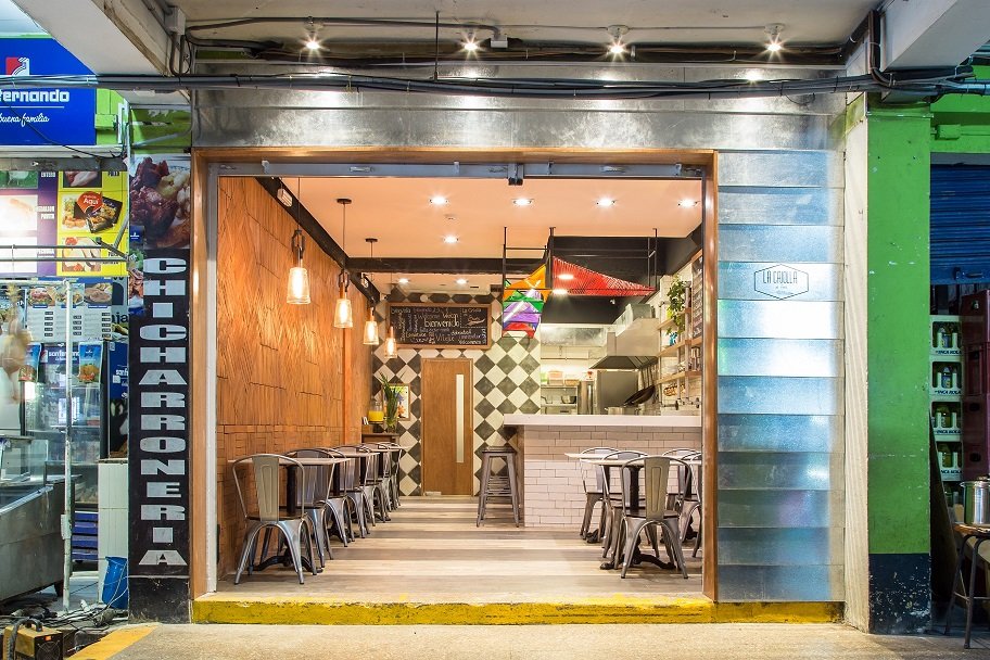 Un restaurante con mesas y sillas dentro de un edificio.