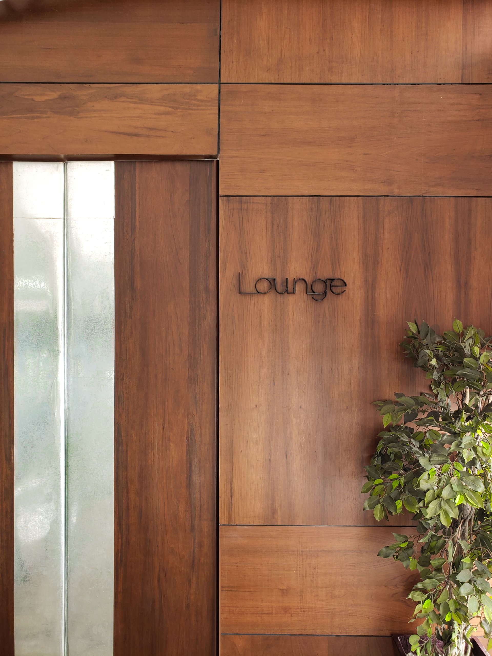 Una pared de madera con la palabra lounge en ella