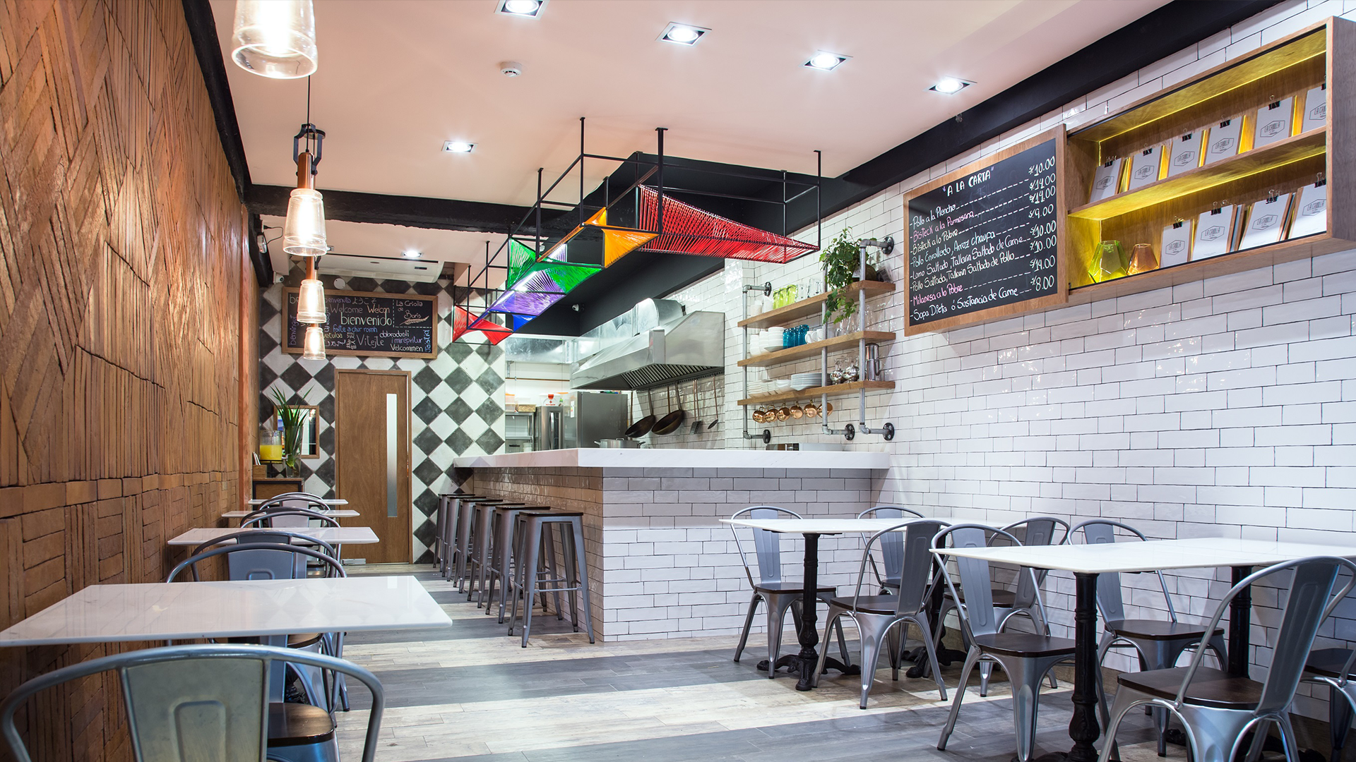 Un restaurante con mesas y sillas y una pared de ladrillos.