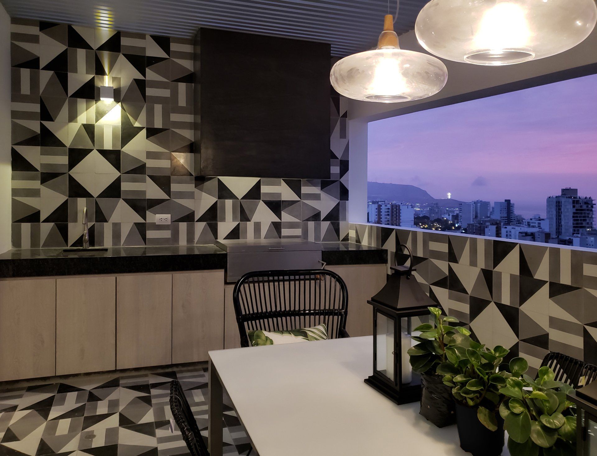 Una cocina con mesa y sillas y vista a la ciudad.