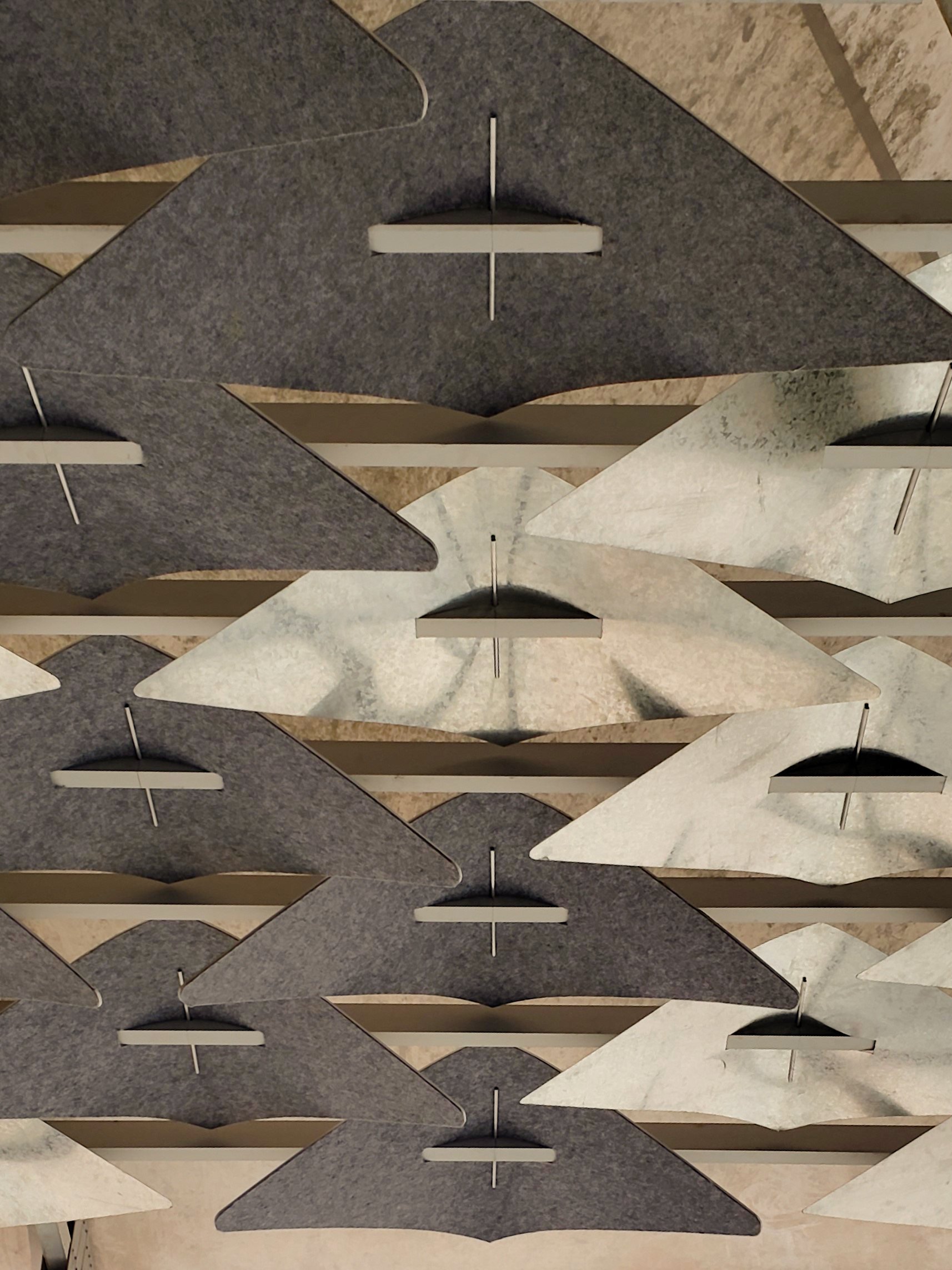 Un montón de triángulos están apilados uno encima del otro.