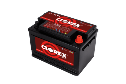 Batería de coche Corex roja con carcasa roja y negra sobre fondo blanco.