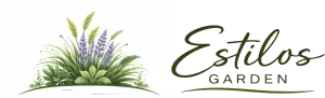Logotipo de Estilos Garden con plantas verdes y flores moradas sobre un fondo blanco.