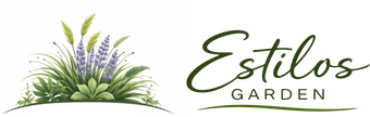 Logotipo de Estilos Garden con follaje verde y flores moradas sobre un fondo blanco.