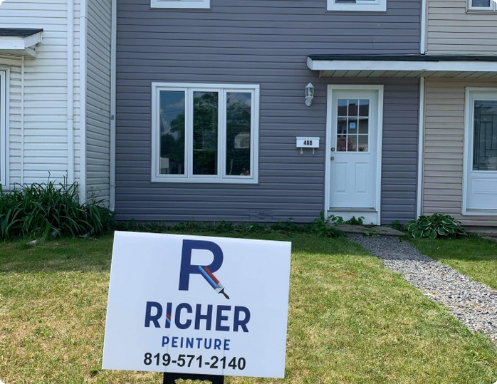 A house with a sign in front of it that says richer peinture
