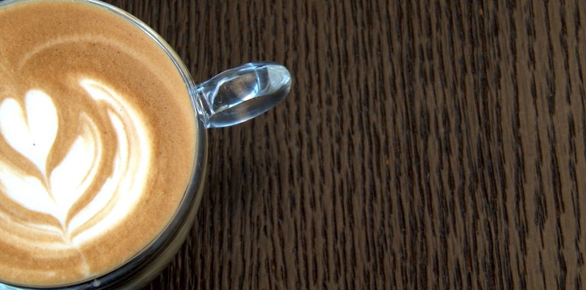 Flat white, lớp bọt mịn được trang trí bằng nghệ thuật