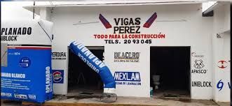 Un edificio naranja con un cartel que dice ferromateriales vigas perez