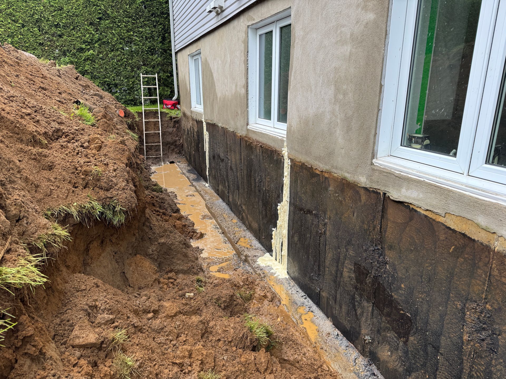 Une maison avec un trou dans le sol devant elle.