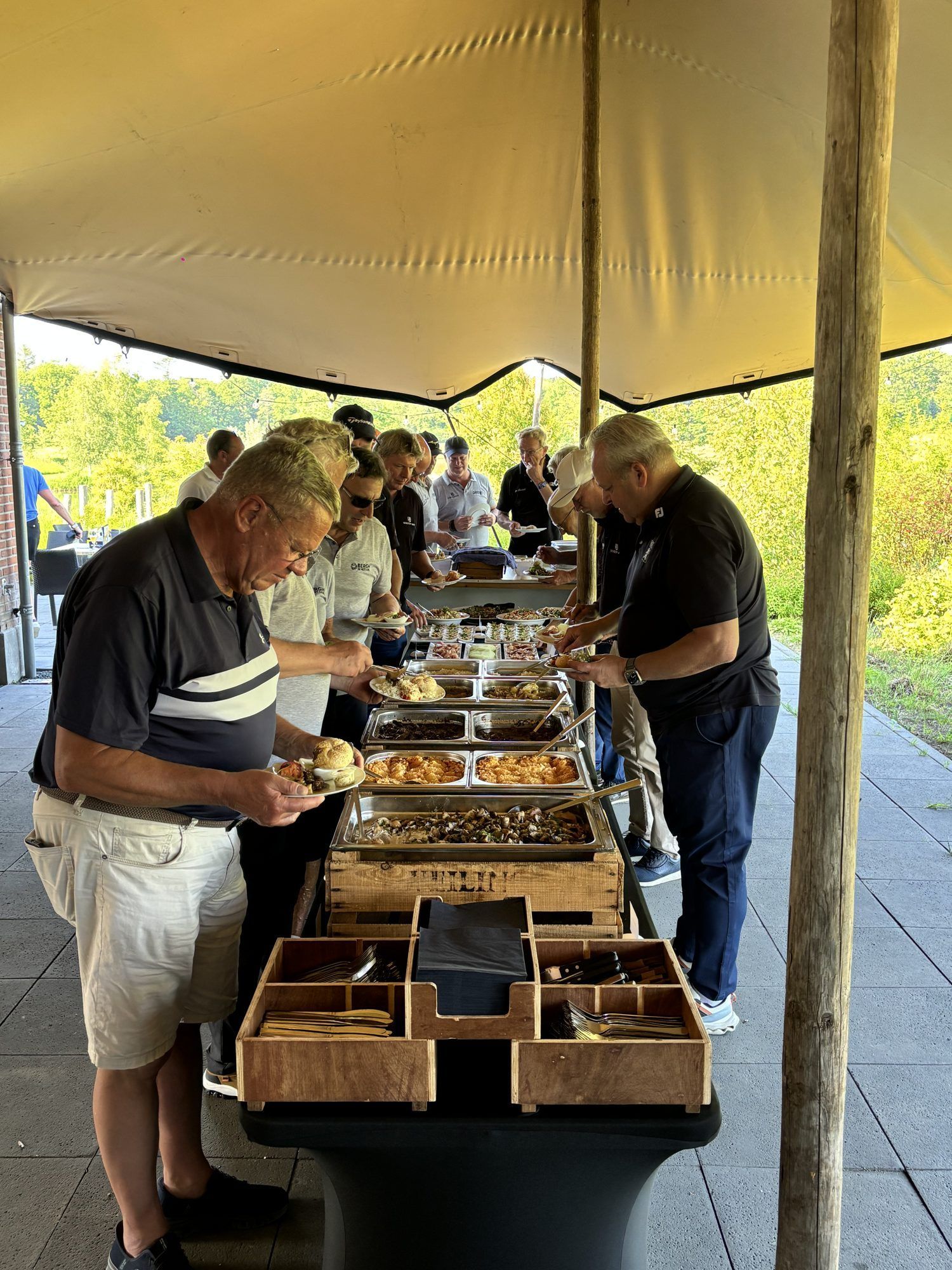 Buffet onder de stretchtent op locatie