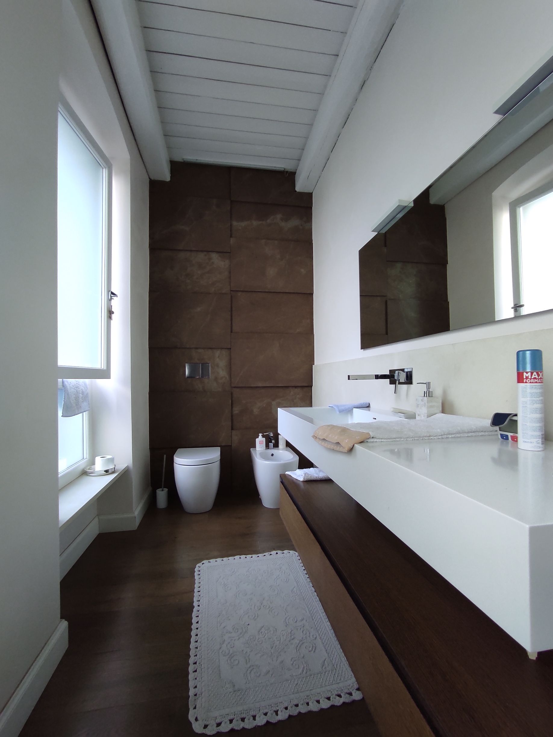 Un bagno con un water un lavandino e uno specchio