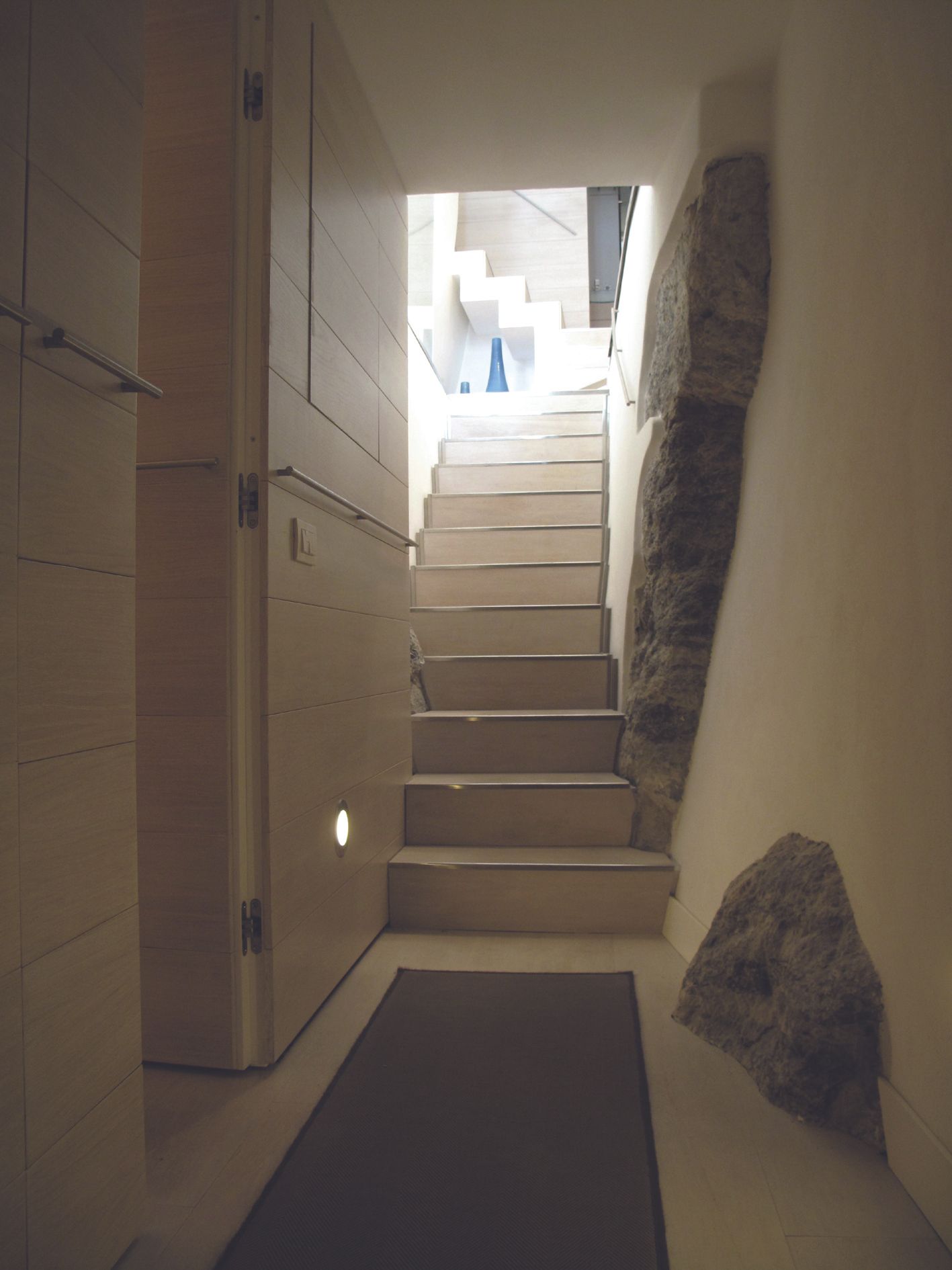 Un corridoio con scale che portano al soffitto