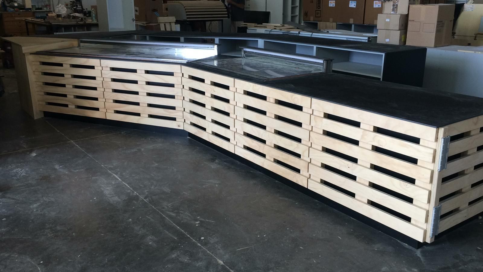 panca di legno con il piano nero.