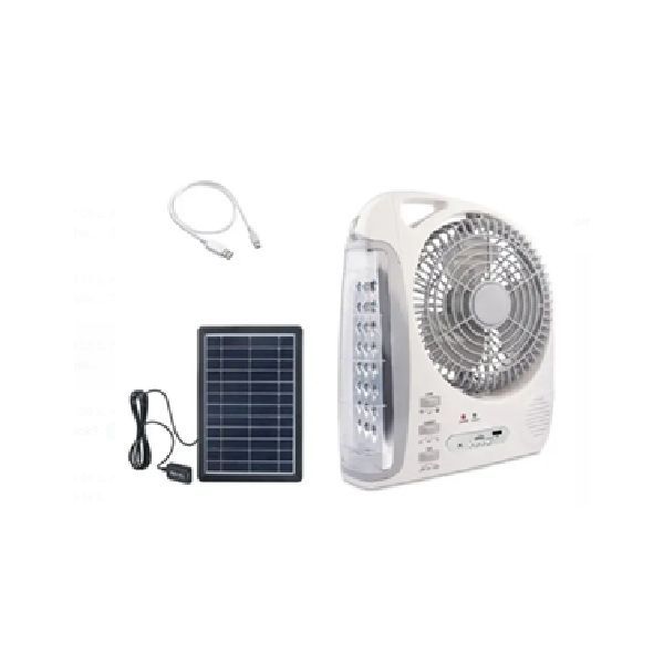 Ventilador de energía solar con panel solar y cable de carga, sobre un fondo blanco.