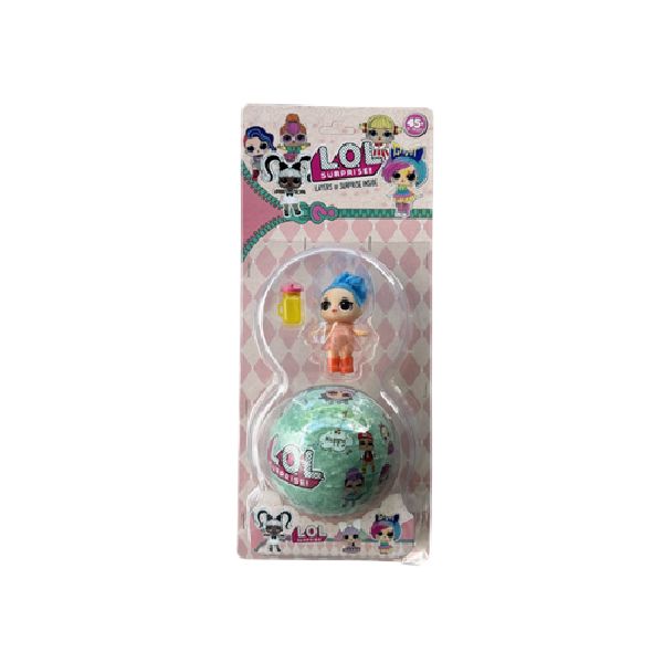 Muñeca LOL Surprise! en empaque: bola verde azulado, fondo rosa, muñeca miniatura con cabello azul, botella.