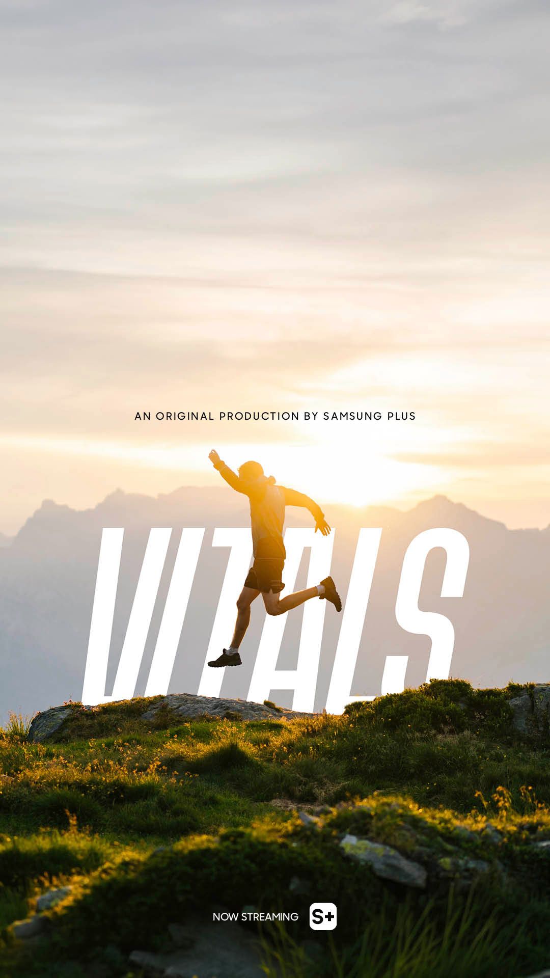 Silhouette eines Sportlers, auf einem grasbewachsenen Bergrücken im Hintergrund das Wort „VITALS“.